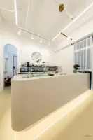 곡선 카운터가 돋보이는 미니멀 카페 LEV